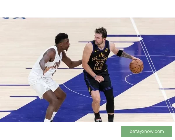 湖人骑士首发对决詹姆斯冲历史总胜场王东契奇复出迎战哈登焦点之夜